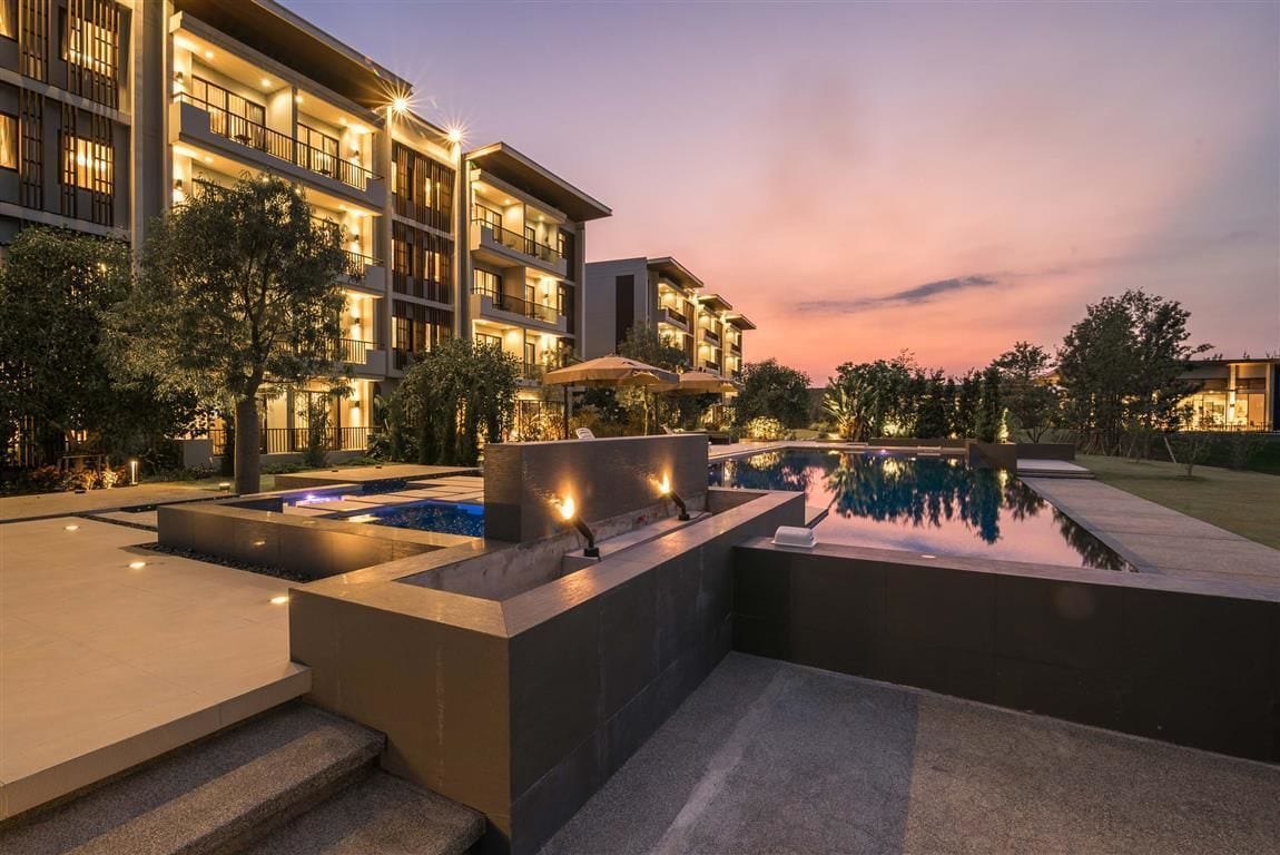 Een buitenzwembad en ligstoelen