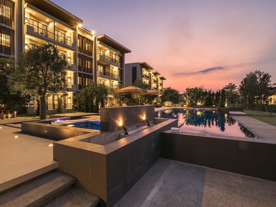 Una piscina al aire libre, sillones reclinables de piscina