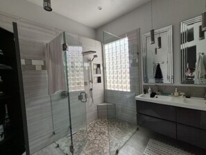 Combined shower/tub, hair dryer, towels, soap - Amazing, updated home in golf community, private heated Pool (Chandler)