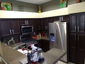 Refrigerador, microondas, horno y parrilla de estufa 