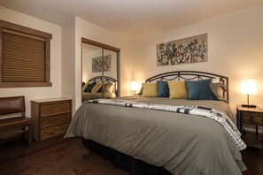 3 dormitorios, tabla de planchar con plancha, cuna de viaje