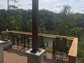 Property grounds - Peaceful Lakefront Cabin, just north of Smokey Mountains w/ Hot Tub & Game Room (Dandridge)