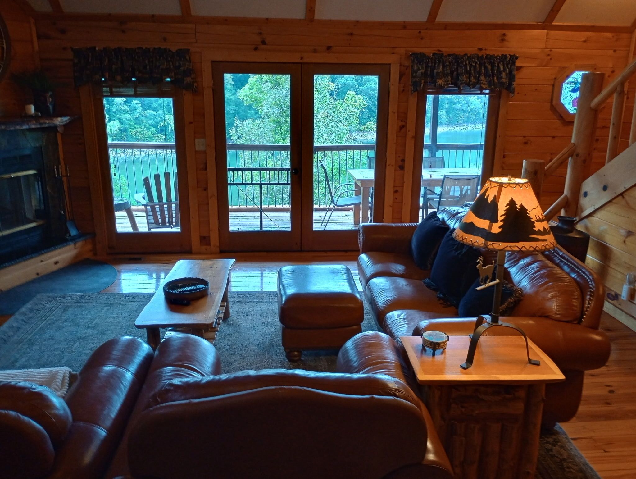 Télévision, cheminée, lecteur de DVD, baby-foot