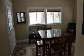 Dining - Restful Cottage For 4 On Lake George Near Traverse Cit (Traverse City)