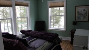 2 bedrooms, WiFi, bed sheets - Restful Cottage For 4 On Lake George Near Traverse Cit (Traverse City)