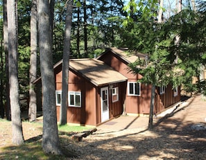 Exterior - Restful Cottage For 4 On Lake George Near Traverse Cit (Traverse City)