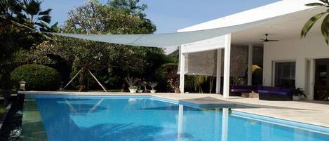 Una piscina al aire libre