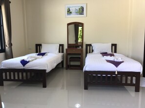 Habitación estándar con 2 camas individuales | Minibar, cortinas opacas, wifi gratis