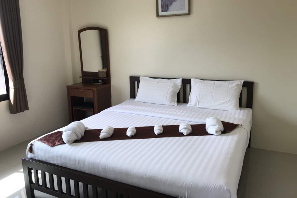 Minibar, blackout curtains, free WiFi