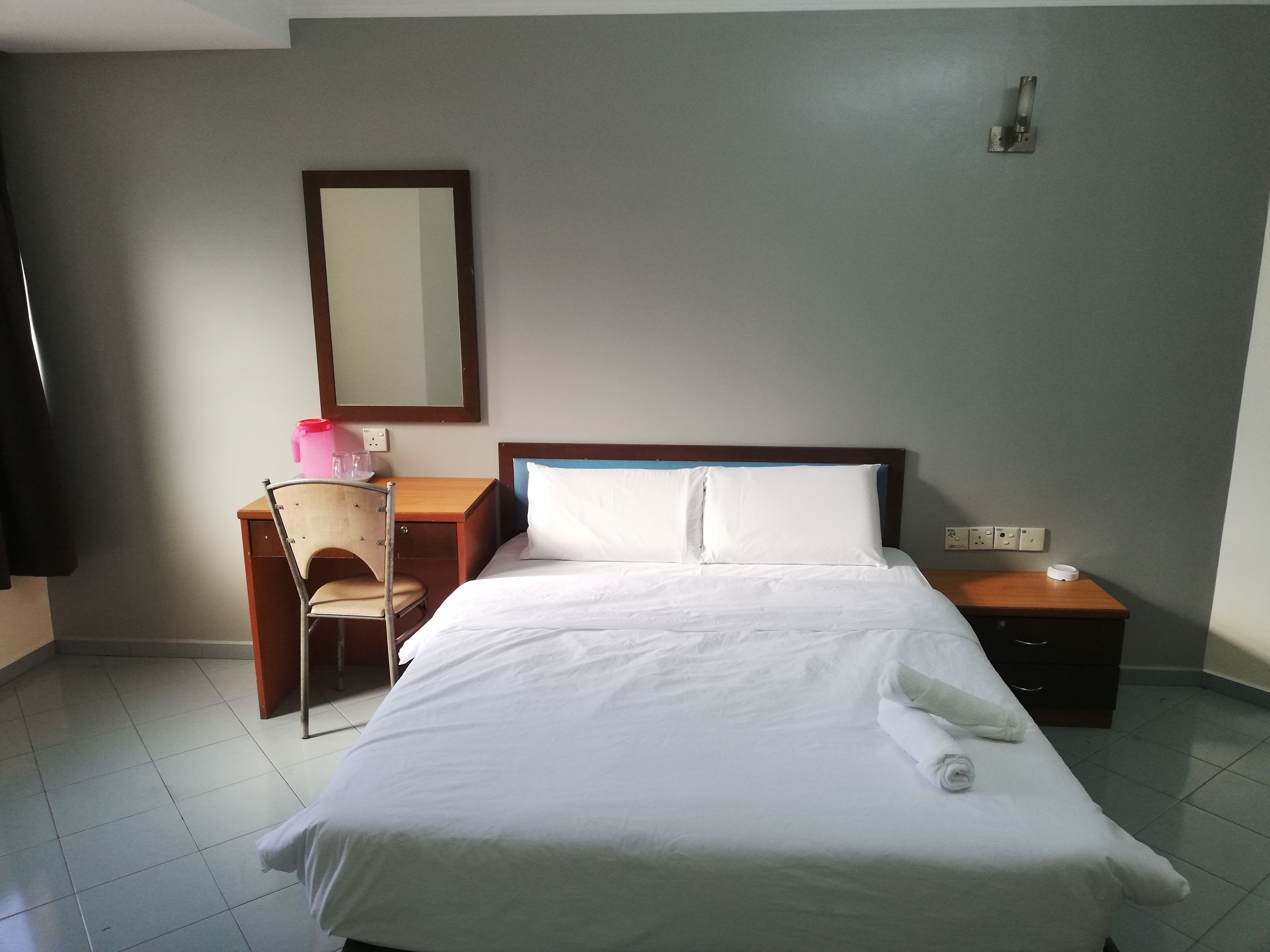 standard room, 1 queen bed | desk, iron/ironing board, free wifi