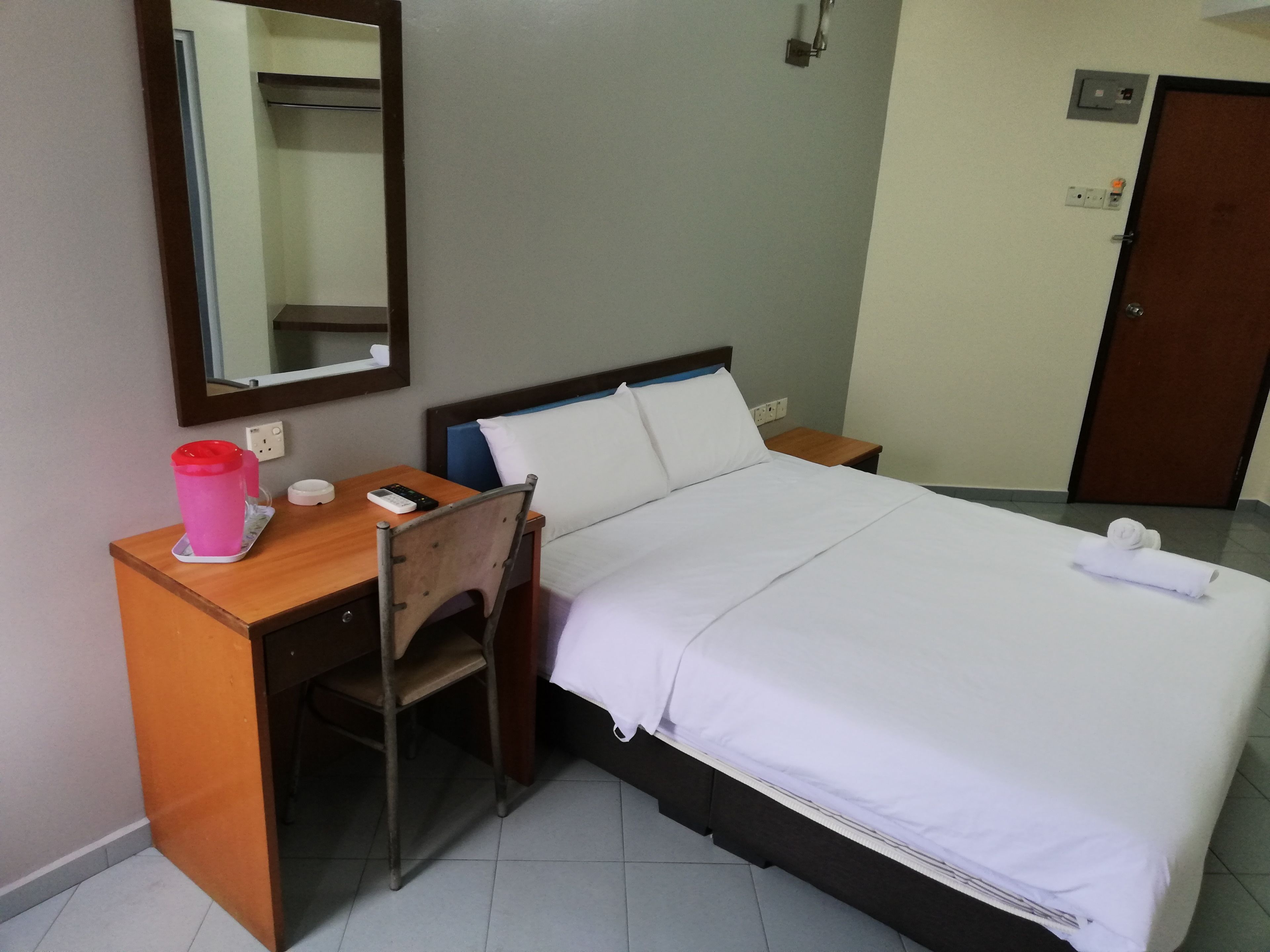standard room, 1 queen bed | desk, iron/ironing board, free wifi
