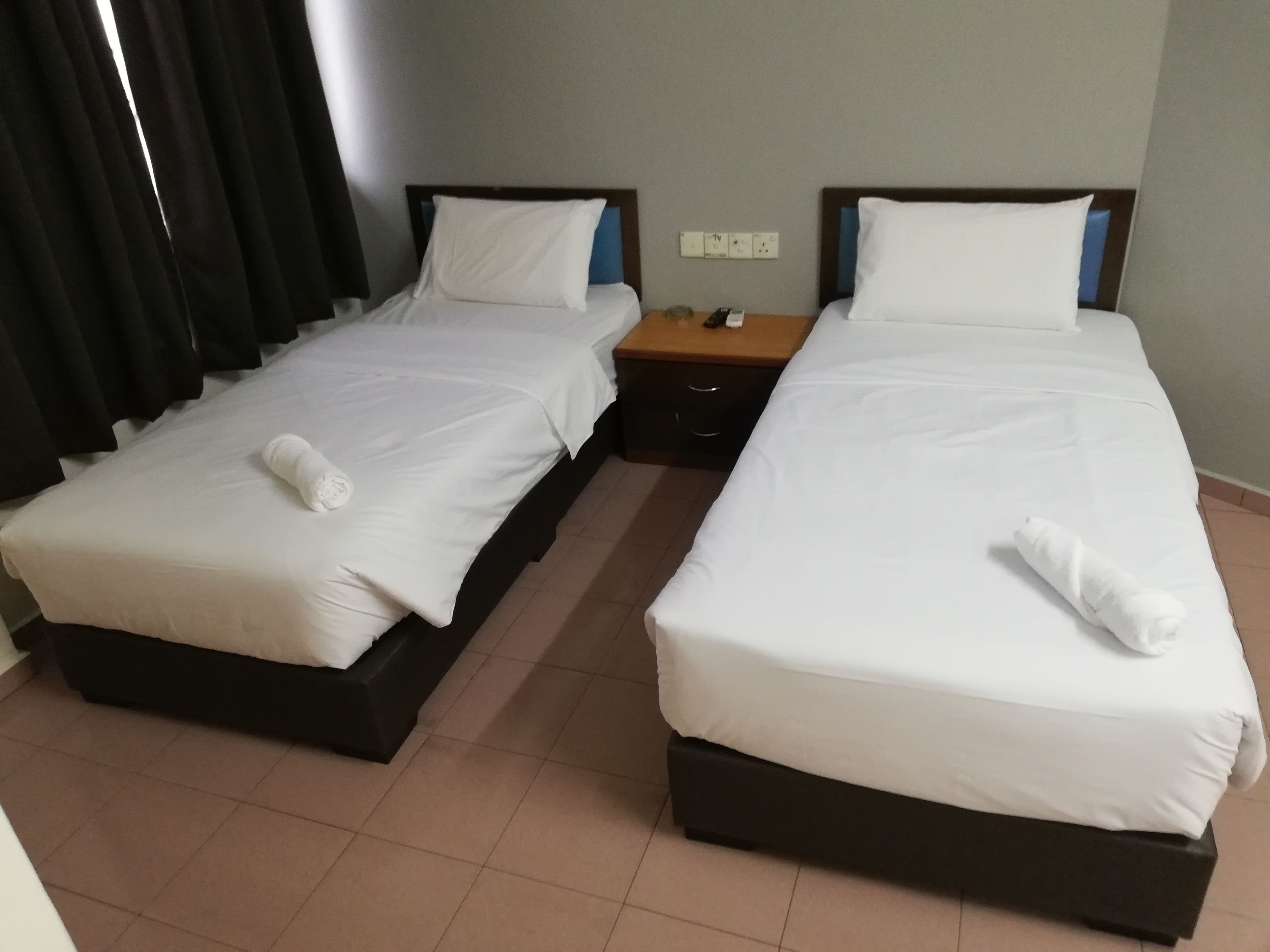 twin room | desk, iron/ironing board, free wifi