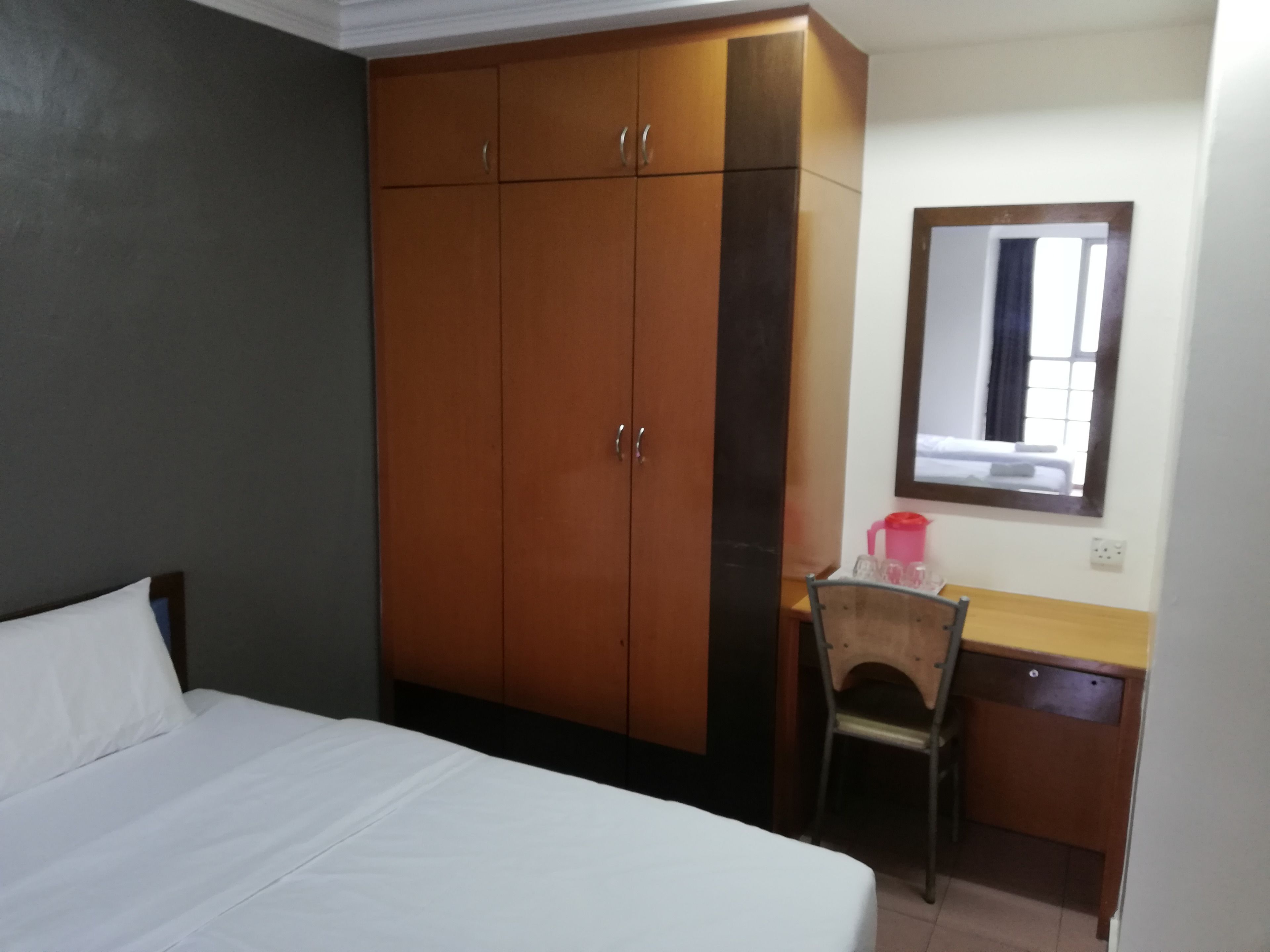 family room (deluxe) | in-room business centre