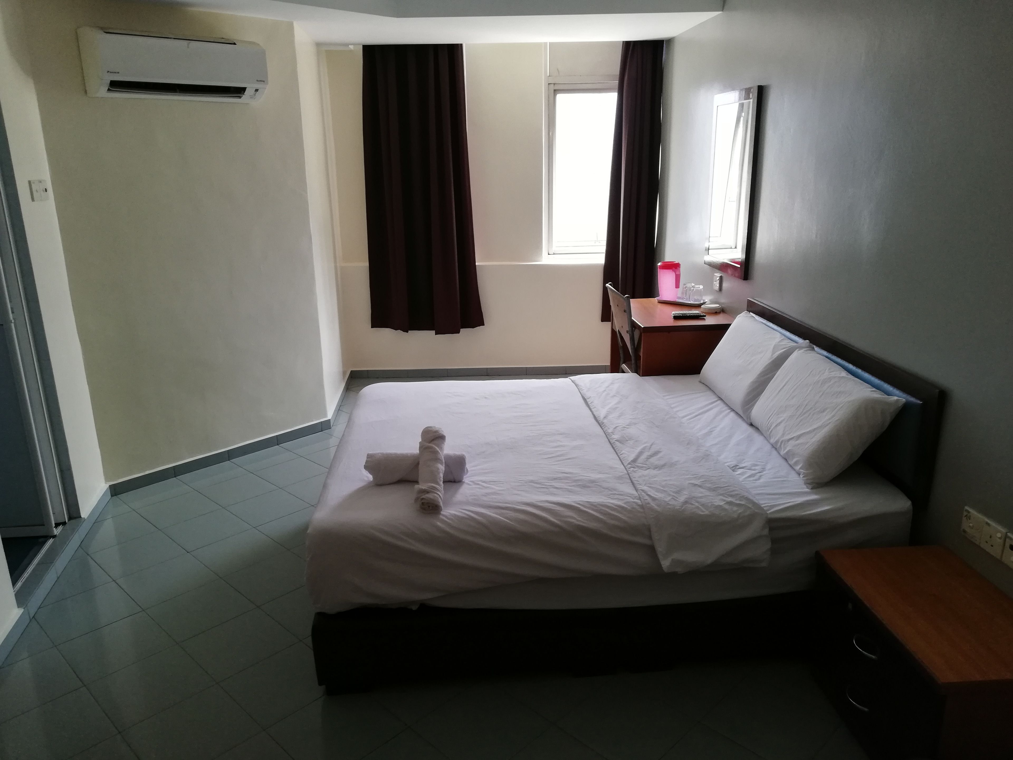 standard room, 1 queen bed | desk, iron/ironing board, free wifi