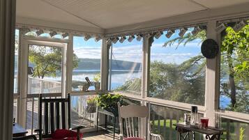 Smart TV, lareira, DVD player, livros