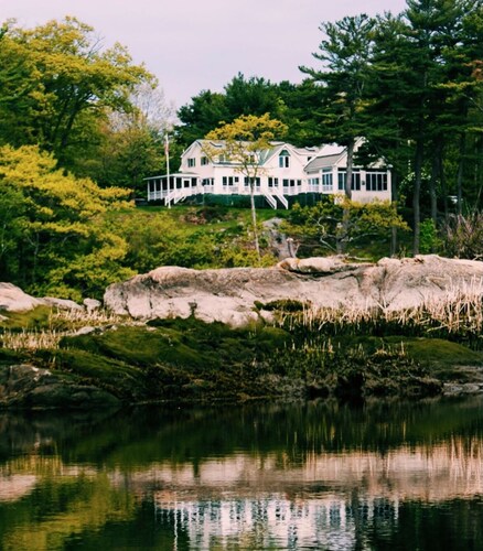  Maine waterfront home, with hot tub and dock access, 1 mile from downtown Bath