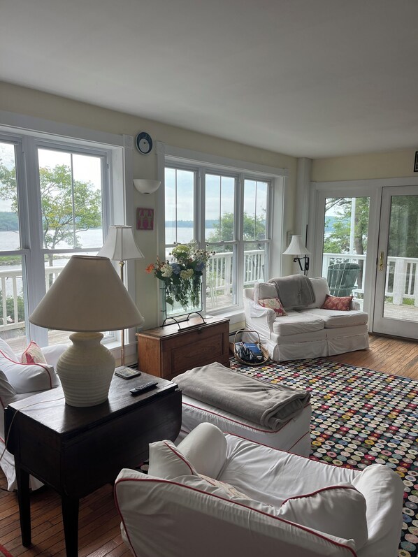 Téléviseur connecté, foyer, lecteur de DVD, livres