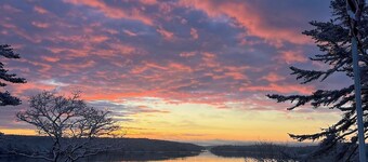  Maine waterfront home, with hot tub and dock access, 1 mile from downtown Bath