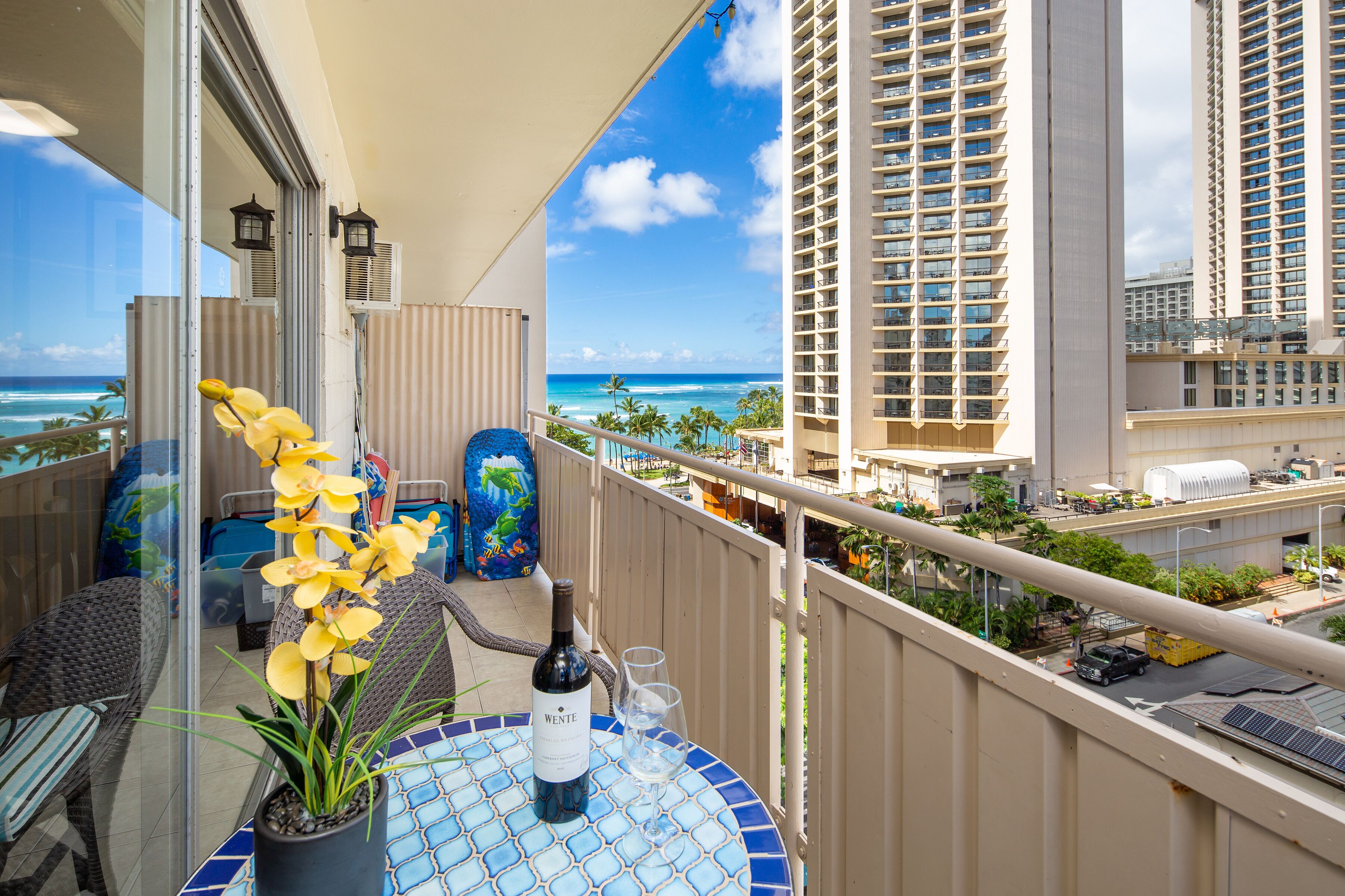 Waikiki Beach center! Oceanview, Lanai, Free WIFI and Phone. Full