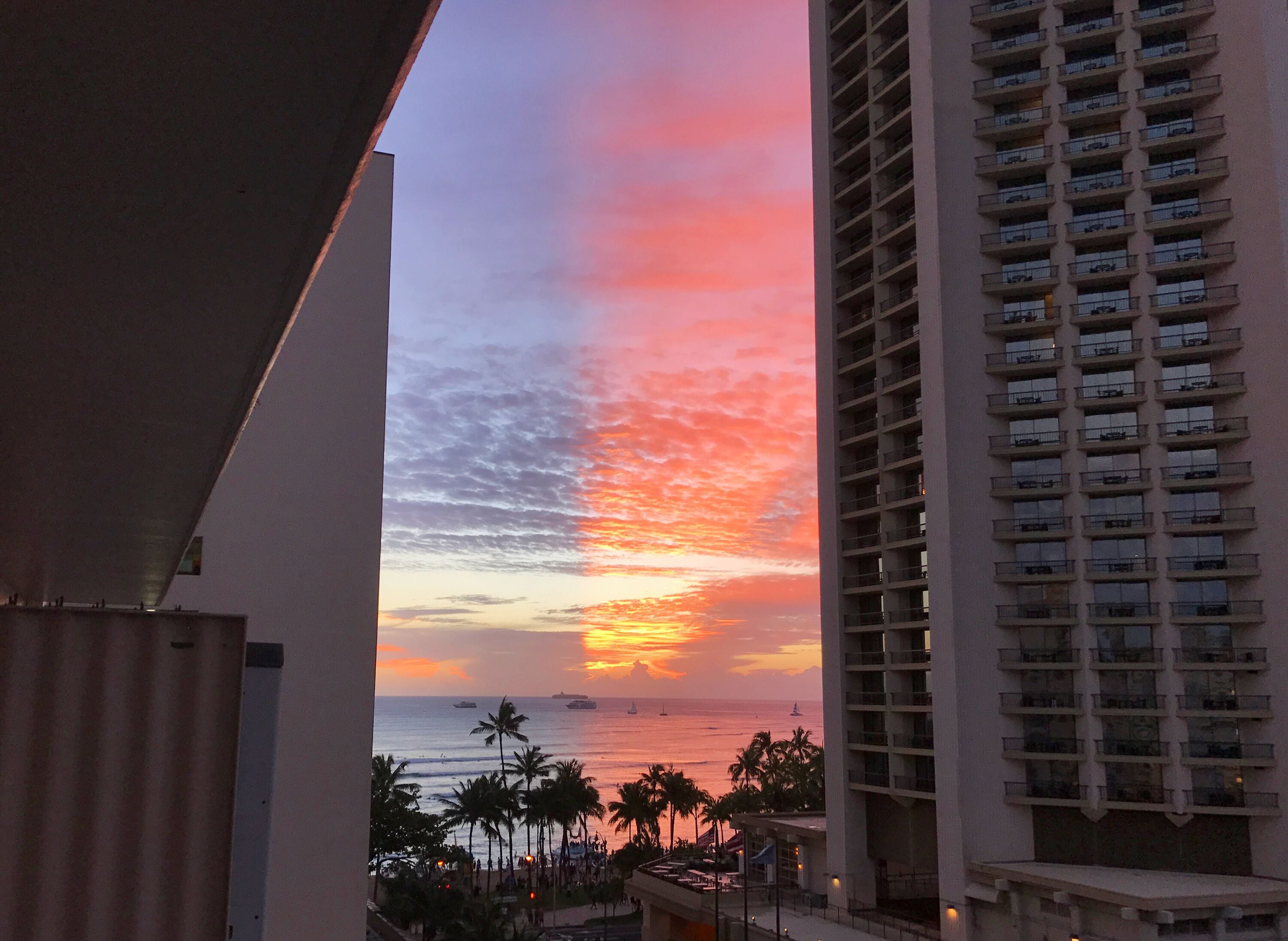 Waikiki Beach center! Oceanview, Lanai, Free WIFI and Phone. Full