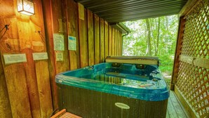 Un espacio de spa de madera con un jacuzzi y un banco de madera.