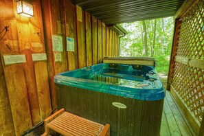 Un espacio de spa de madera con un jacuzzi y un banco de madera.
