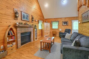 TV, fireplace, DVD player, books - The Loft at Hiding Place Cabins (Logan)