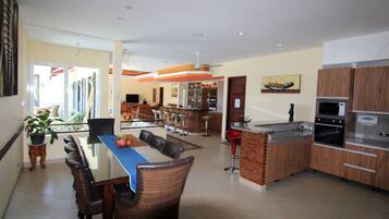 Deluxe Villa, 4 Bedrooms | In-room dining