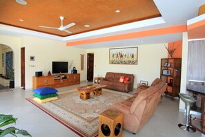 Villa Deluxe, 4 chambres | Salle de séjour | Télévision à écran plat, lecteur de DVD
