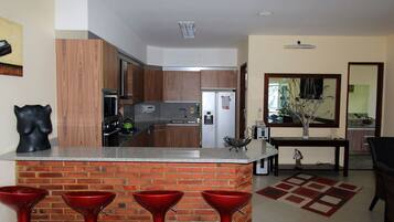 Deluxe Villa, 4 Bedrooms | In-room dining