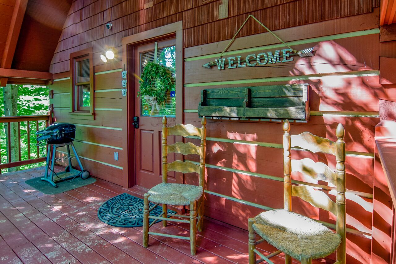 Hugs and Kisses Luxury Honeymoon Hideaway - Great Location w/ Hot Tub!