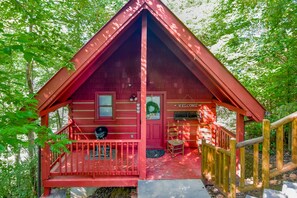 Exterior - Hugs and Kisses Luxury Honeymoon Hideaway - Great Location w/ Hot Tub! (Gatlinburg)