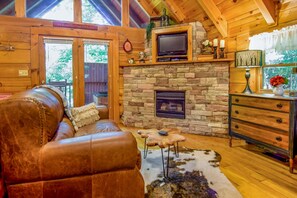 Smart TV, fireplace, Netflix, Hulu - Hugs and Kisses Luxury Honeymoon Hideaway - Great Location w/ Hot Tub! (Gatlinburg)