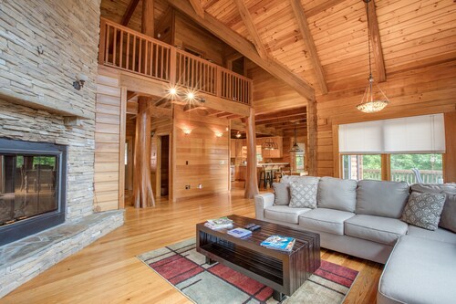 Ten Mile Cabin / with boat dock