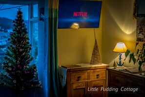 Interior - Looe Self Catering, Boutique Holiday Cottage Looe with Spectacular Harbour Views (Looe)