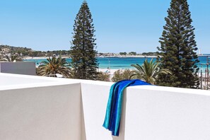 A balcony with a view of a beach, tall trees, and a clear blue sky. - Beautiful house with terrace, 80 metres from the beasch of San Vito lo Capo, Sicily (San Vito Lo Capo)