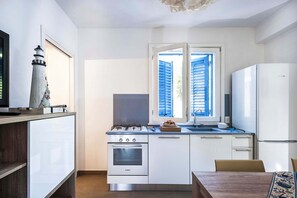 Refrigerador, microondas, horno y lavavajillas