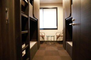 A narrow hallway with a window and two chairs. - Hostel Taichi-House (Osaka)