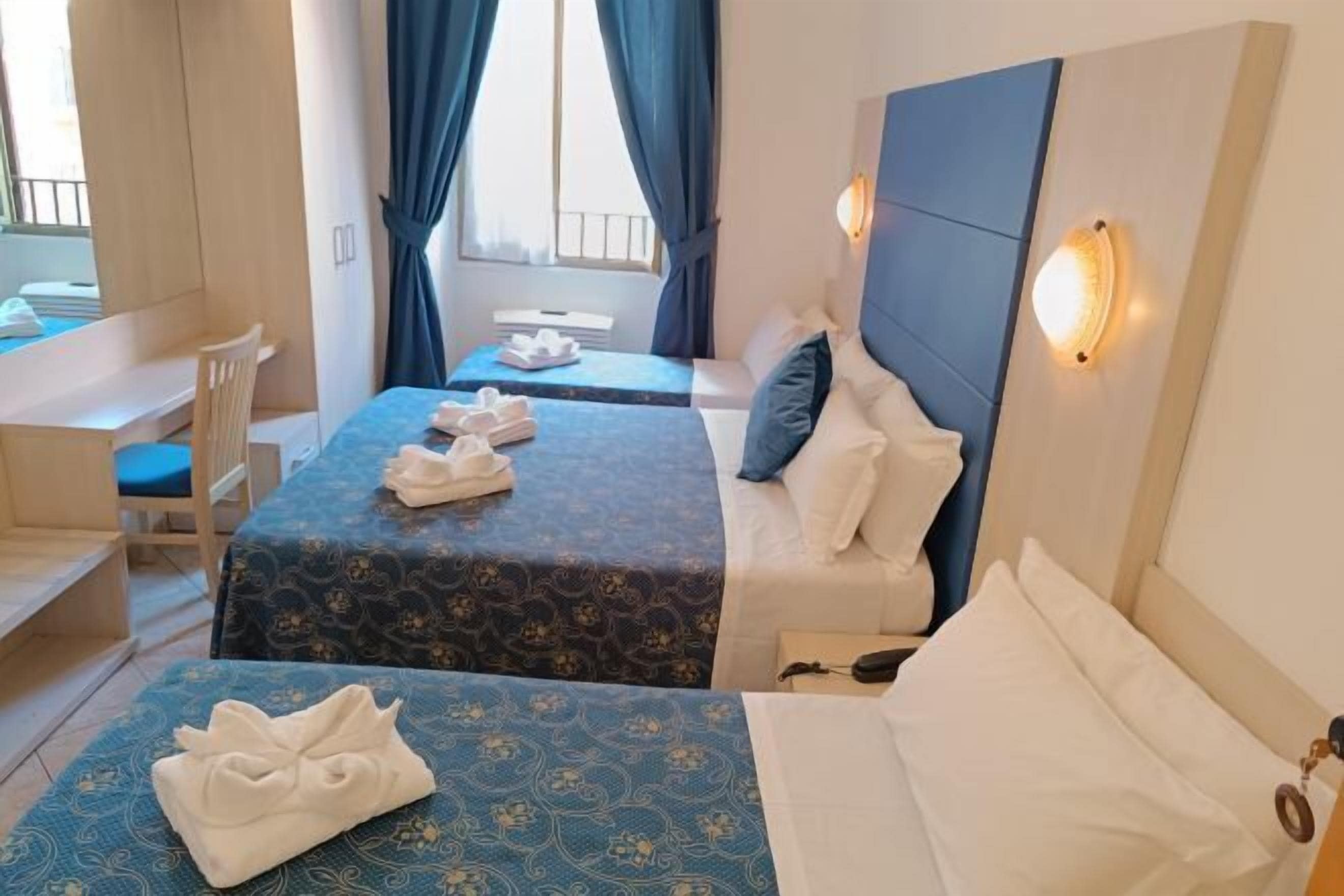 Minibar, bureau, espace de travail pour ordinateur portable