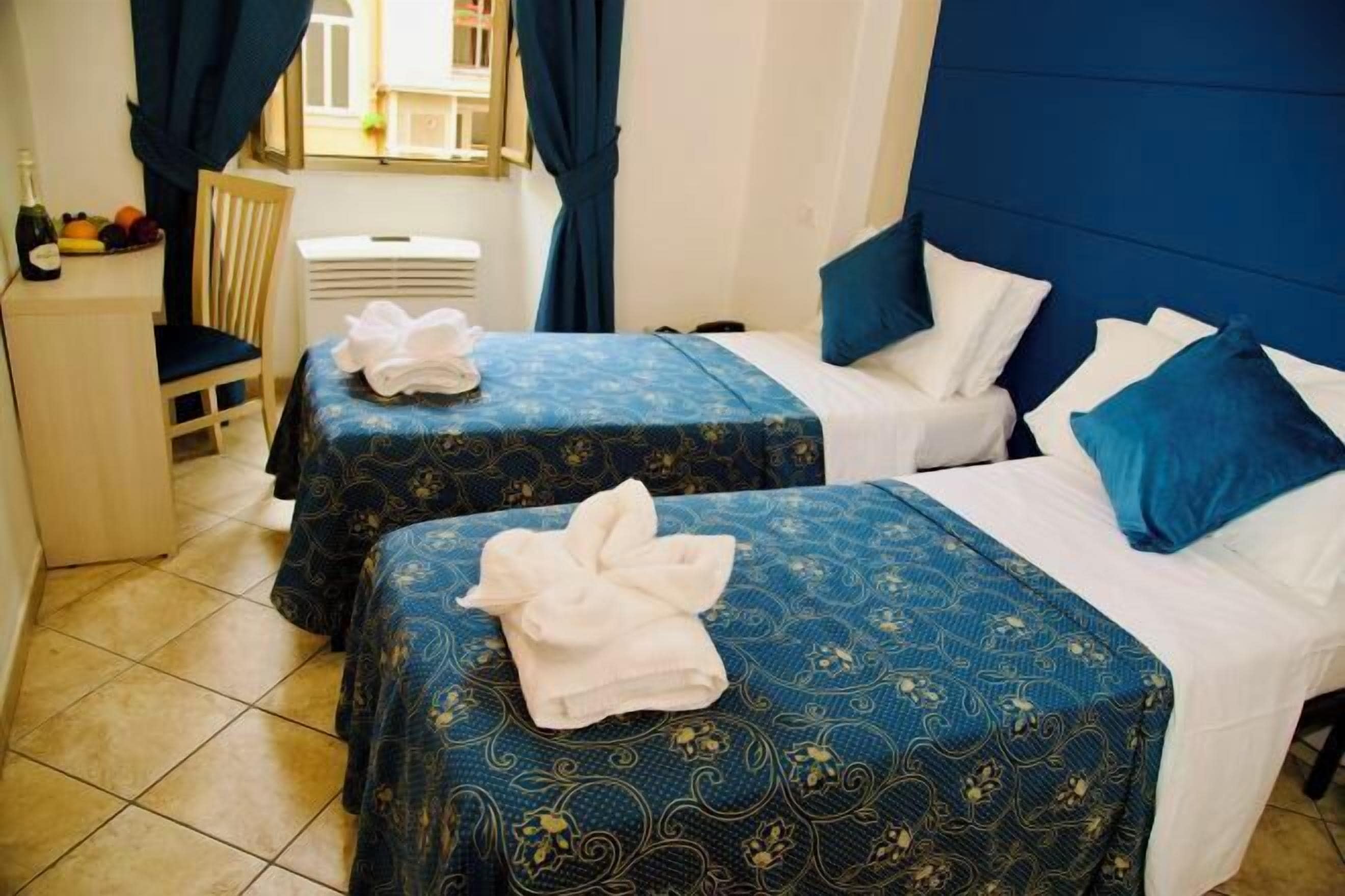 Minibar, bureau, espace de travail pour ordinateur portable