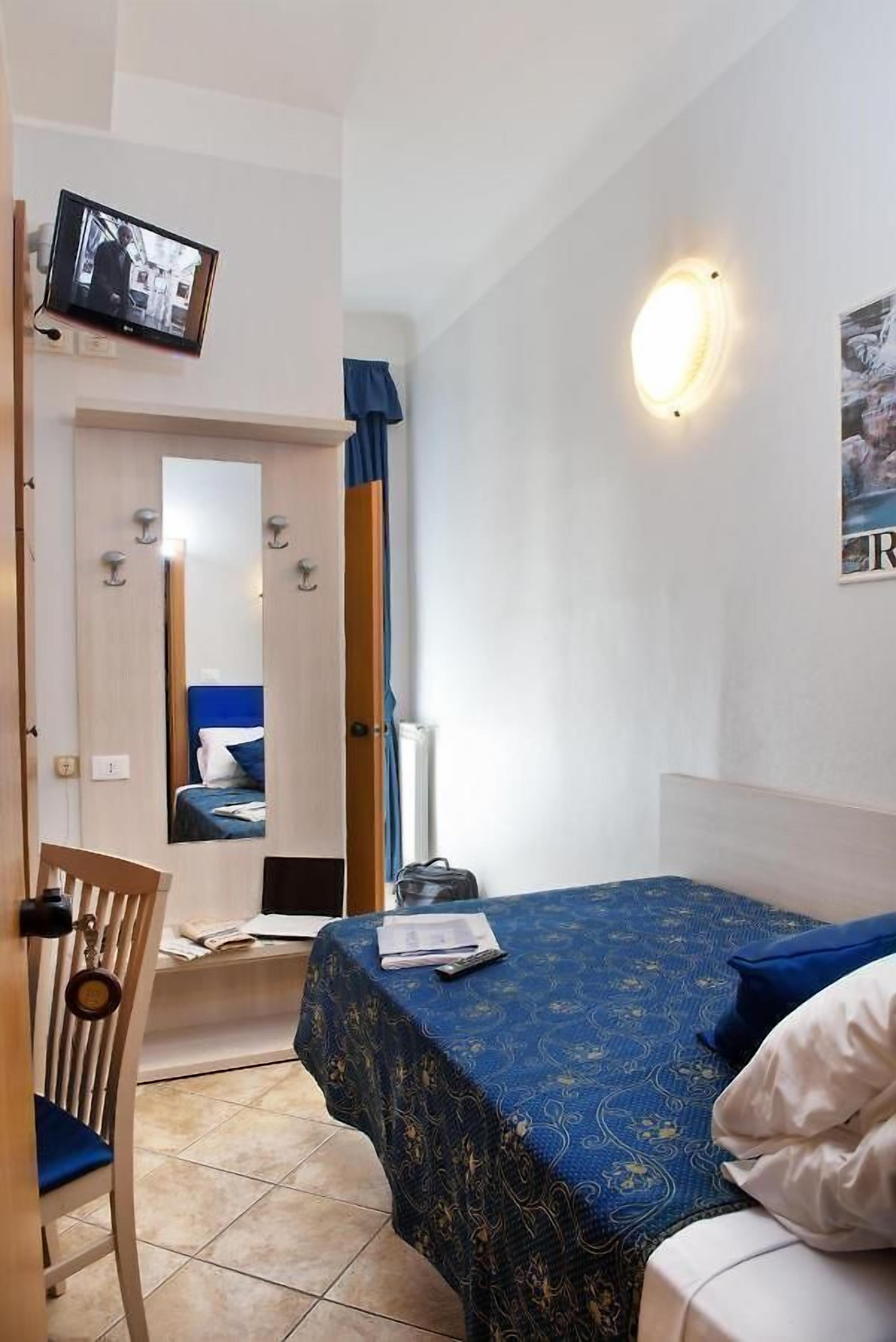 Minibar, bureau, espace de travail pour ordinateur portable