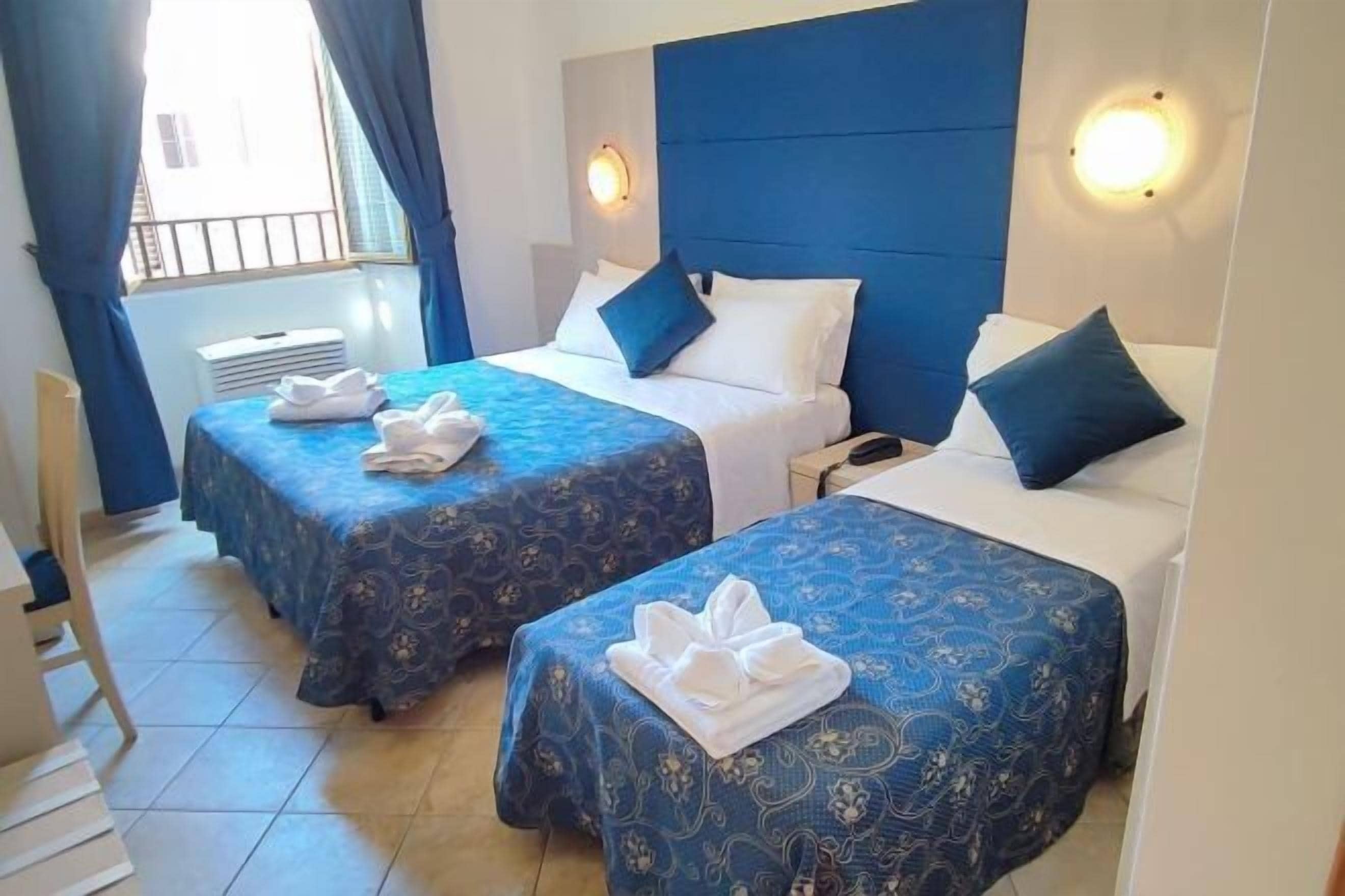 Minibar, bureau, espace de travail pour ordinateur portable