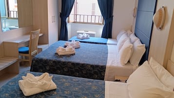 Minibar, escritorio, espacio para trabajar con laptop y wifi gratis