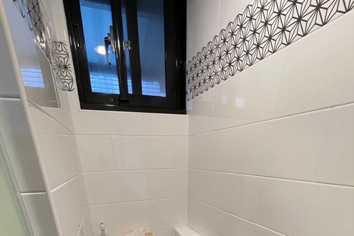 Economy tweepersoonskamer, 1 tweepersoonsbed, niet-roken | Badkamer | Een douche, een haardroger, pantoffels