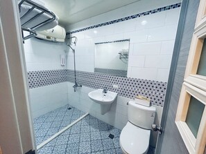 Chambre Standard double, 1 lit double, non-fumeur | Salle de bain | Douche, séchoir à cheveux, pantoufles