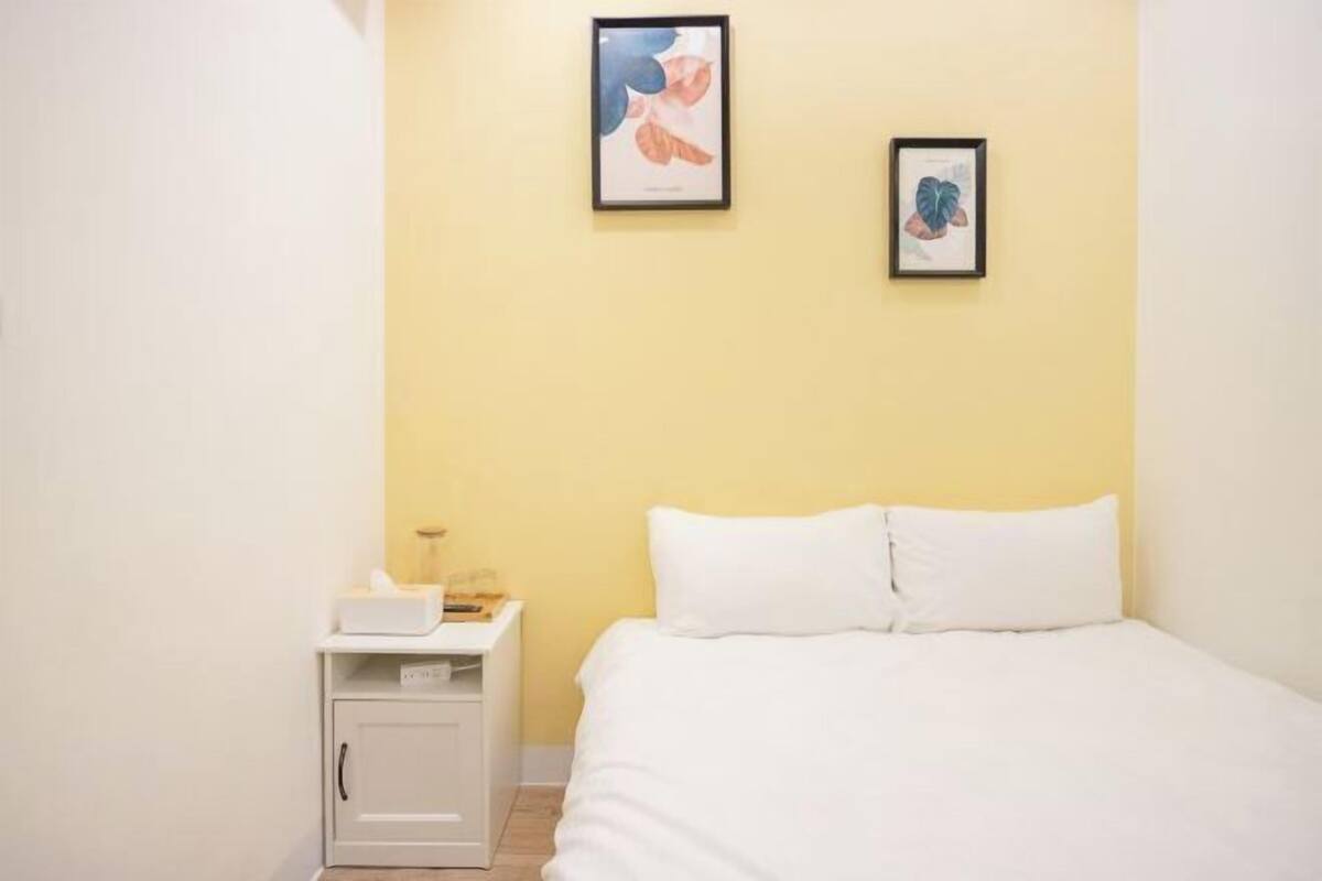 Edredons de pluma, escrivaninha, cortinas blackout