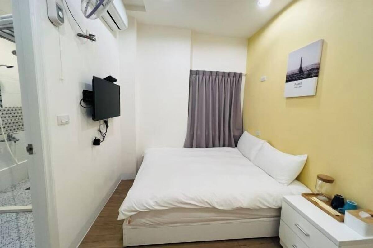 Down duvets, desk, blackout curtains, soundproofing