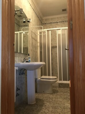 双床房 | 浴室 | 淋浴设施、免费洗浴用品