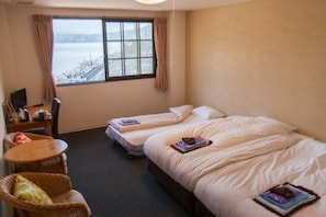 Habitación básica con 2 camas individuales, baño privado | Caja de seguridad en la habitación, escritorio y ropa de cama 