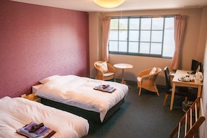 Caja de seguridad en la habitación, escritorio y ropa de cama